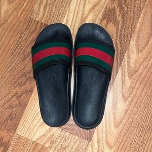 Gucci - MEN'S WEB RUBBER SLIDE SANDAL